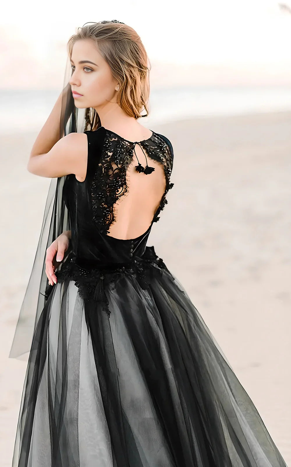 Vestido de novia de tul con escote cuadrado, corte A y espalda descubierta con encaje y corte en A